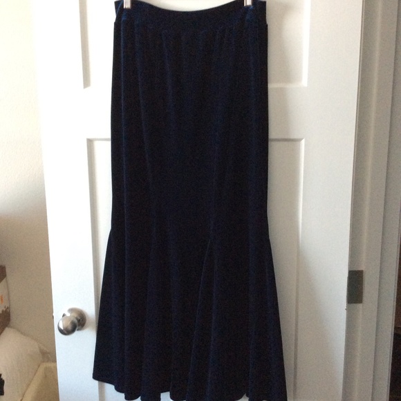 L.Rose Designs Navy Velvet Mermaid Skirt & Gauntlet Gloves - Picture 9 of 9